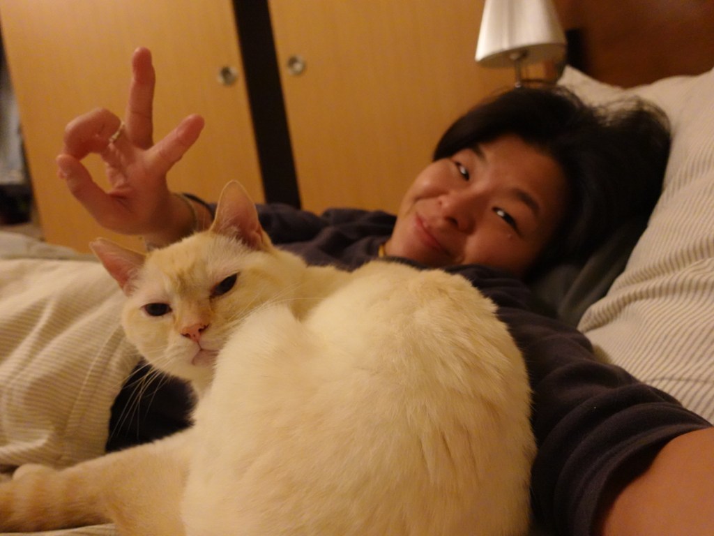 Jess 在第一次使用TrustedHousesitters 寵物換宿時與貓咪的合照